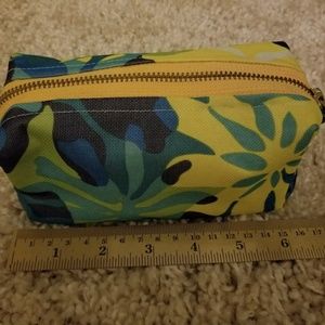 NEW W/O TAGS HAWAIIAN WATERPROOF COSMETIC POUCH